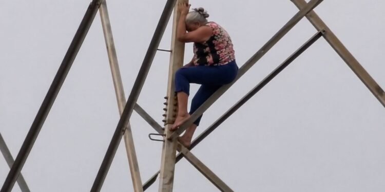 ¿Qué llevó a una mujer de 67 años a subir a una torre eléctrica? rescate moviliza a Apodaca