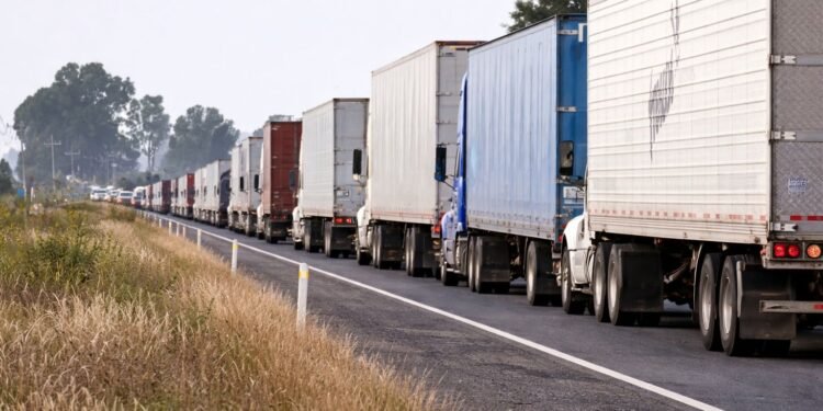 ¡Sal con tiempo! Bloqueos de transportistas iniciarán este lunes desde las 7:00 de la mañana