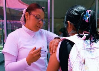 Vacunación toma impulso; México extiende campaña hasta finales de mayo