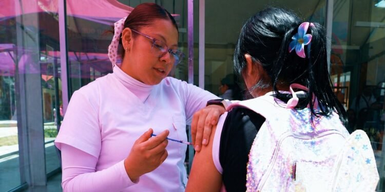 Vacunación toma impulso; México extiende campaña hasta finales de mayo