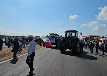 Ante cierres carreteros, gobierno defiende diálogo con transportistas