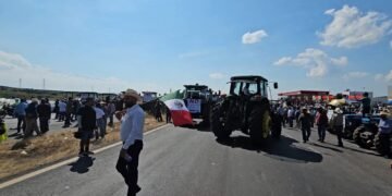 Ante cierres carreteros, gobierno defiende diálogo con transportistas
