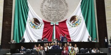 Diputados buscan frenar abusos de la IA contra intérpretes