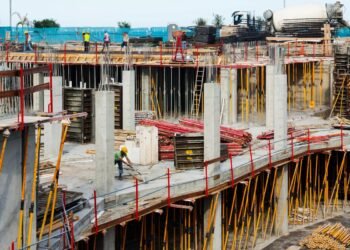 Efectos de la guerra: alza en combustibles golpea a la construcción, los costos suben 10 por ciento