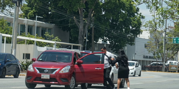 ¡Ni la placa lo salvó! Ministerial protagoniza escándalo en la calle y termina arrestado