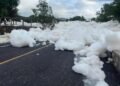 Espuma tóxica invade carretera en Hidalgo y cubre vehículo; autoridades cierran el paso