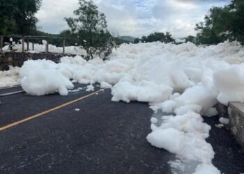 Espuma tóxica invade carretera en Hidalgo y cubre vehículo; autoridades cierran el paso