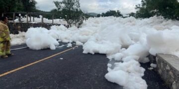 Espuma tóxica invade carretera en Hidalgo y cubre vehículo; autoridades cierran el paso