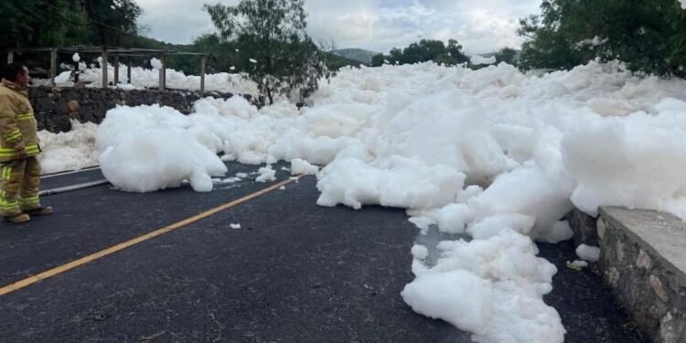 Espuma tóxica invade carretera en Hidalgo y cubre vehículo; autoridades cierran el paso