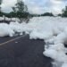 Espuma tóxica invade carretera en Hidalgo y cubre vehículo; autoridades cierran el paso