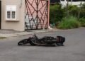 ¡Intentó escapar! Vehículo con placas de Belice atropella a motociclista y choca con un taxi
