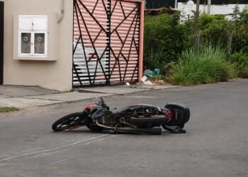 ¡Intentó escapar! Vehículo con placas de Belice atropella a motociclista y choca con un taxi