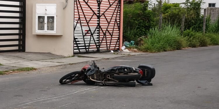¡Intentó escapar! Vehículo con placas de Belice atropella a motociclista y choca con un taxi