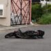 ¡Intentó escapar! Vehículo con placas de Belice atropella a motociclista y choca con un taxi