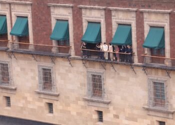 BTS subió la temperatura en el Zócalo: derritió al ARMY con su español desde Palacio Nacional