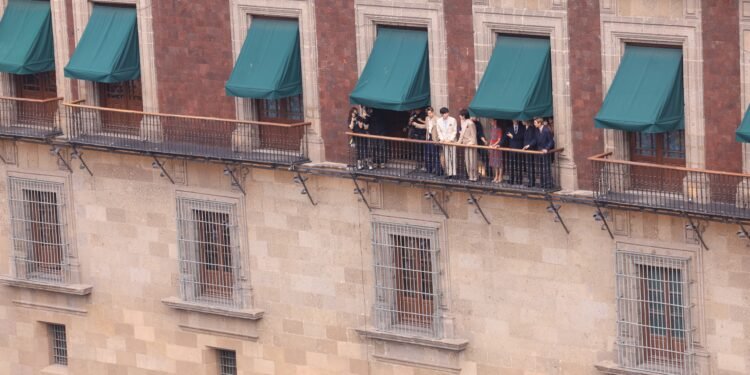 BTS subió la temperatura en el Zócalo: derritió al ARMY con su español desde Palacio Nacional