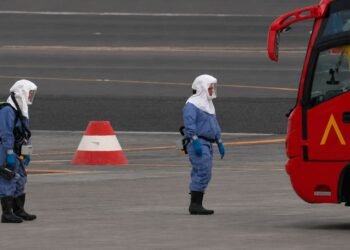Comienza evacuación de crucero por hantavirus; OMS pide no entrar en pánico