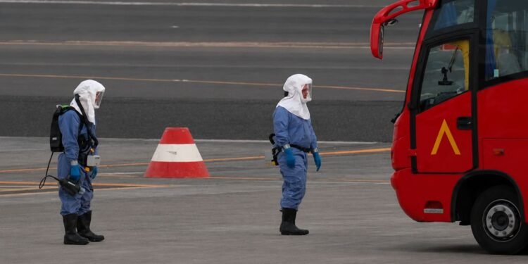 Comienza evacuación de crucero por hantavirus; OMS pide no entrar en pánico