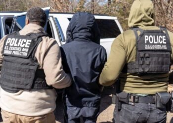 Al estilo vaquero “serán arrestados y deportados”: Embajada de EU endurece mensaje migratorio