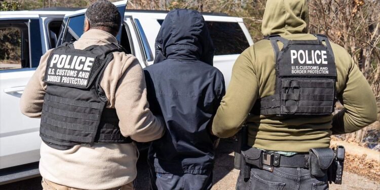 Al estilo vaquero “serán arrestados y deportados”: Embajada de EU endurece mensaje migratorio