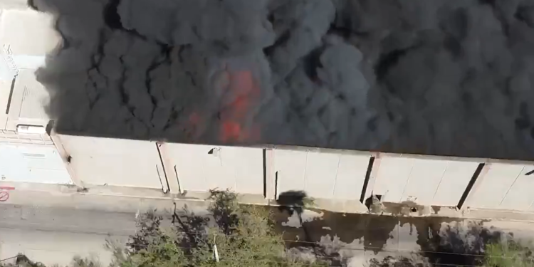 Infierno en Los Mochis: incendio arrasa Plaza Fiesta Las Palmas