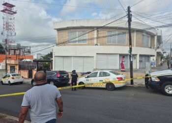 Muere hombre en plena vía pública de Chetumal; vecinos pensaron que estaba dormido