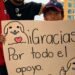 Para completar su álbum del Mundial, niño sale a pedir estampitas a la calle; ¿tú lo harías?