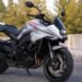 ¿Tu moto ilumina bien el camino? Suzuki revisará cientos de unidades por posible falla en el faro