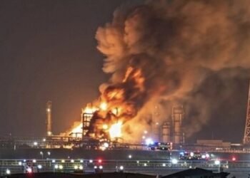 Arde torre de enfriamiento en refinería de Salina Cruz; trabajadores resultan heridos