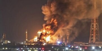 Arde torre de enfriamiento en refinería de Salina Cruz; trabajadores resultan heridos