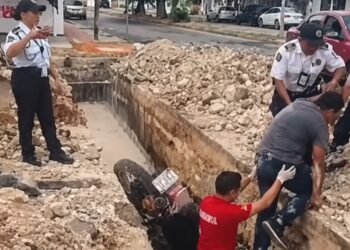 ¡Se salvó! Motociclista cae a profunda zanja tras intentar cruzar obra en Chetumal