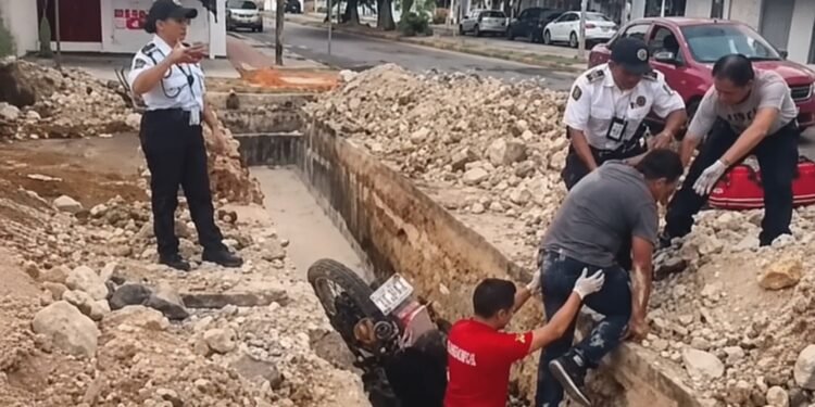 ¡Se salvó! Motociclista cae a profunda zanja tras intentar cruzar obra en Chetumal