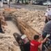 ¡Se salvó! Motociclista cae a profunda zanja tras intentar cruzar obra en Chetumal