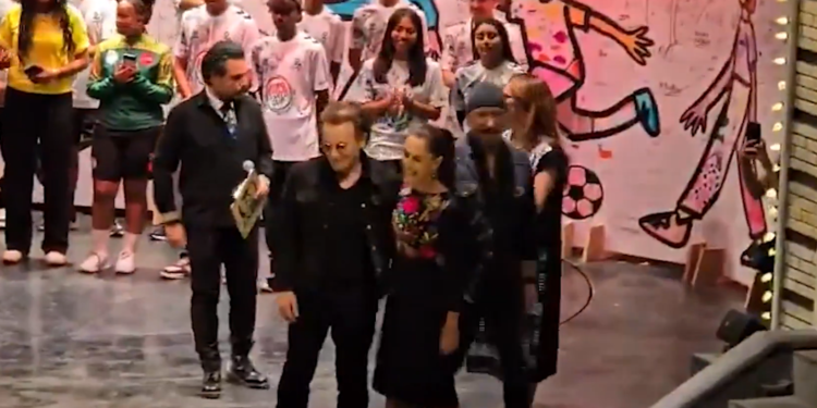 U2 y Claudia Sheinbaum sorprenden juntos en evento por la infancia. Así fue el encuentro