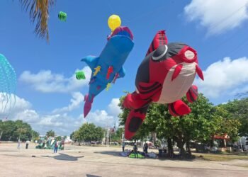 El cielo se llena de color en el aniversario de Chetumal: papalotes toman la bahía