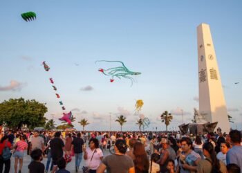 El cielo se llena de color en el aniversario de Chetumal: papalotes toman la bahía