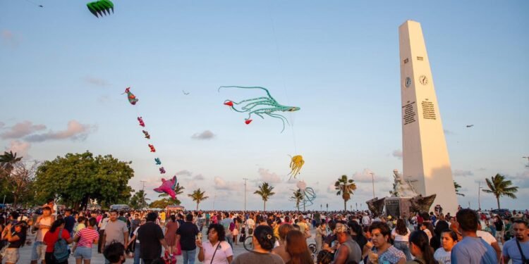 El cielo se llena de color en el aniversario de Chetumal: papalotes toman la bahía