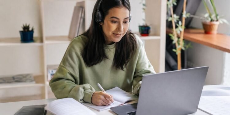 ¿Buscas nuevas oportunidades? Abren 400 becas de inglés para mujeres en Quintana Roo