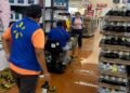 ¡Caos en supermercado de Chetumal! Mujer pierde el control de carrito eléctrico y arrasa con el whisky