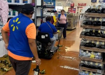 ¡Caos en supermercado de Chetumal! Mujer pierde el control de carrito eléctrico y arrasa con el whisky