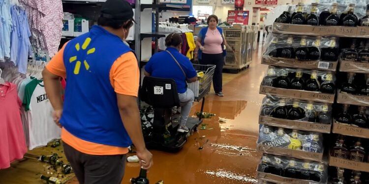 ¡Caos en supermercado de Chetumal! Mujer pierde el control de carrito eléctrico y arrasa con el whisky