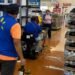 ¡Caos en supermercado de Chetumal! Mujer pierde el control de carrito eléctrico y arrasa con el whisky