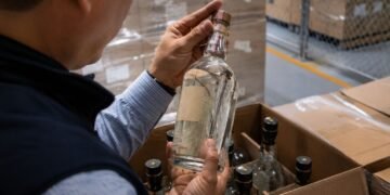 La botella parece original, pero no lo es; Cofepris alerta por falsificación de tequila y whisky