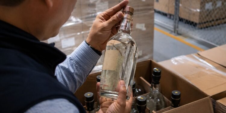 La botella parece original, pero no lo es; Cofepris alerta por falsificación de tequila y whisky