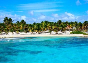 ¿Adiós al turismo masivo? Sheinbaum busca convertir Mahahual en Área Natural Protegida