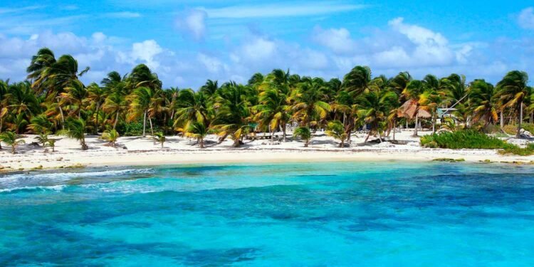 ¿Adiós al turismo masivo? Sheinbaum busca convertir Mahahual en Área Natural Protegida