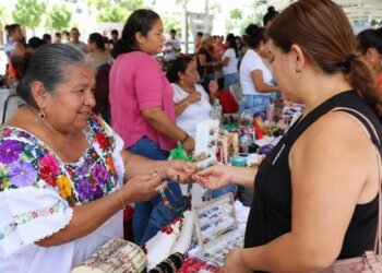 Mujeres emprendedoras toman Plaza Bahía; Chetumal impulsa el consumo local con feria de dos días