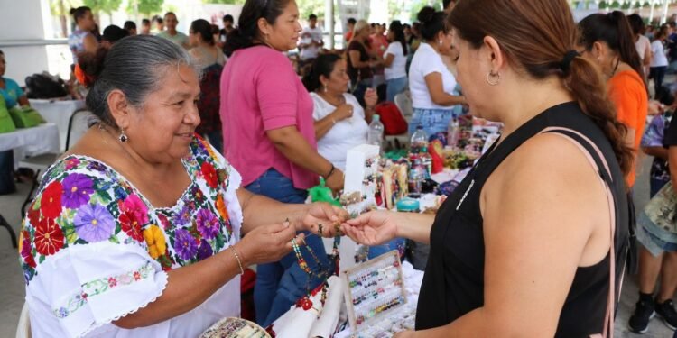 Mujeres emprendedoras toman Plaza Bahía; Chetumal impulsa el consumo local con feria de dos días