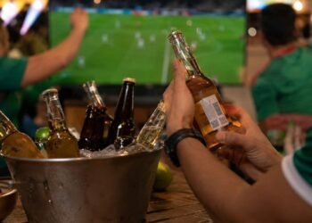 ¿Vas a festejar el México vs Ecuador? Cofepris lanza advertencia antes de brindar