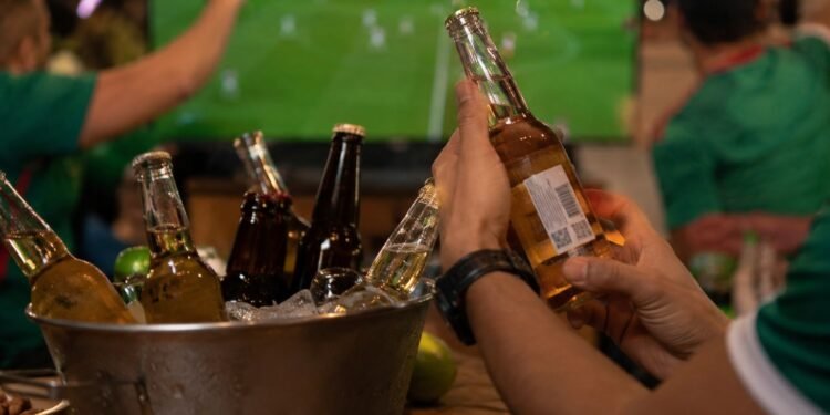 ¿Vas a festejar el México vs Ecuador? Cofepris lanza advertencia antes de brindar